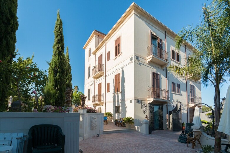 Bed & Breakfast Alexander Art Nouveau Suites