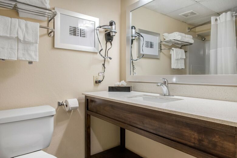 Hotel Quality Inn And Conference Center