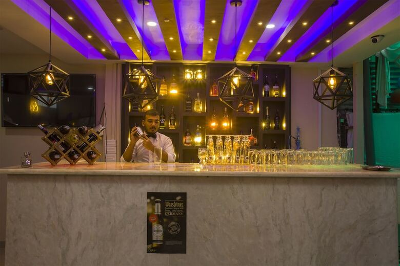 Oyo 146 Somewhere Hotel & Restaurant