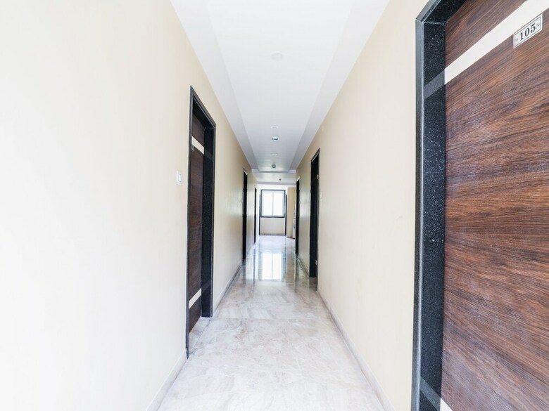 Hotel Oyo 14244 Loya Legend