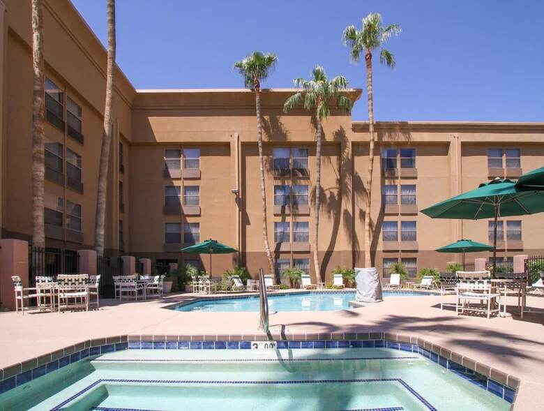 Hotel Greentree Inn & Suites