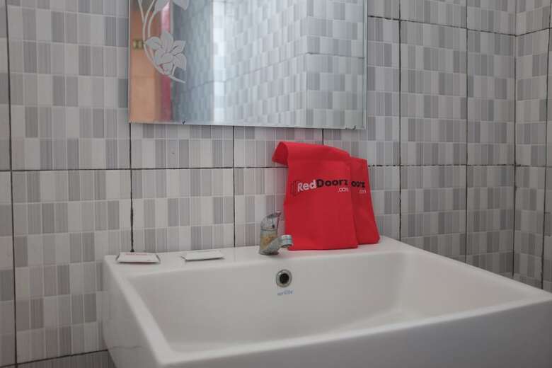 Hotel Reddoorz Plus Near Senen