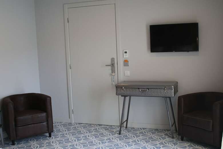 Hostal Royal Beach Hostel & Suites