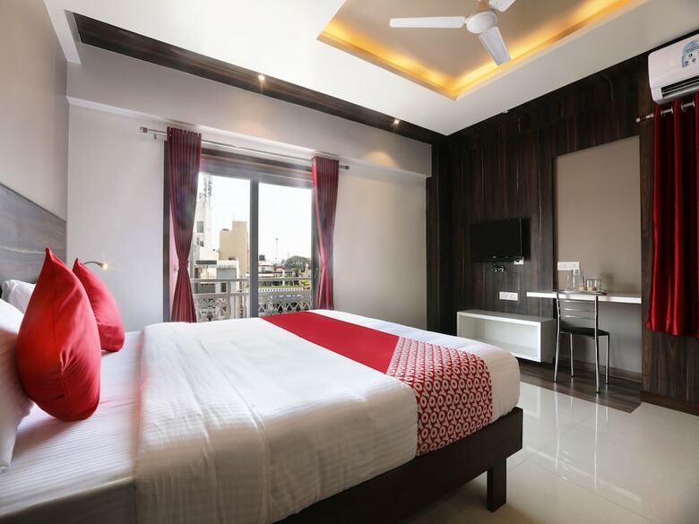 Hotel Oyo 12844 Sri Sai Suites