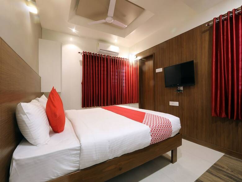 Hotel Oyo 12844 Sri Sai Suites