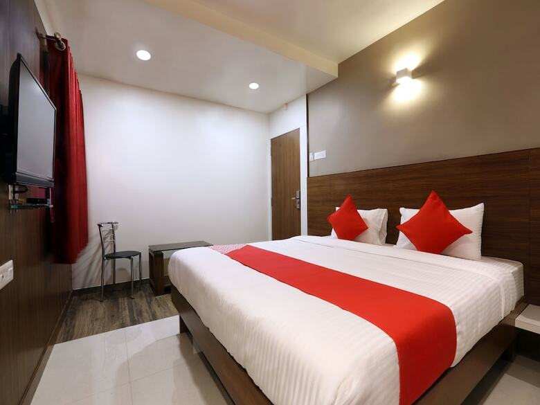 Hotel Oyo 12844 Sri Sai Suites