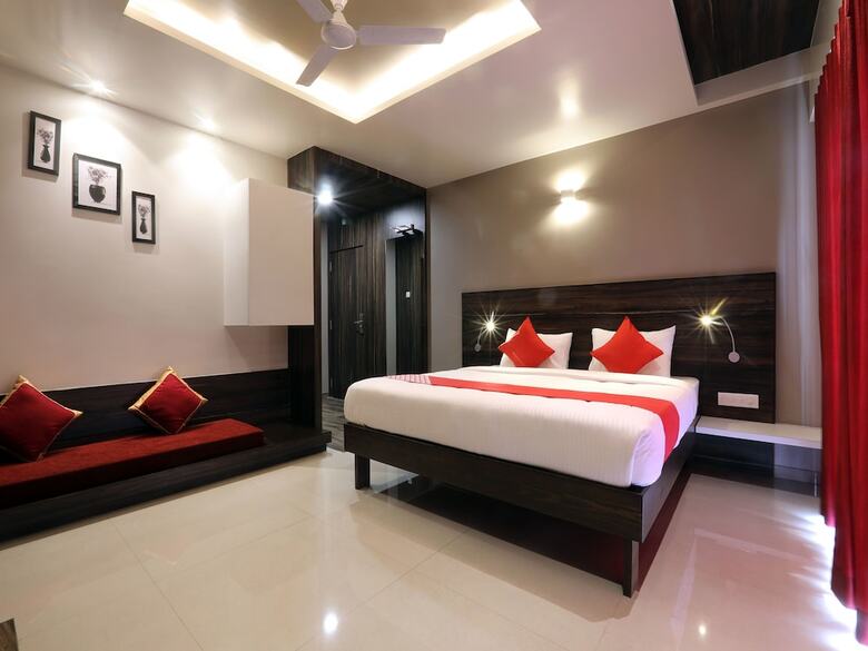 Hotel Oyo 12844 Sri Sai Suites