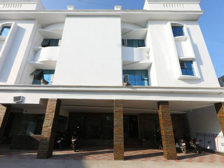 Hotel Oyo 12251 Half Moon
