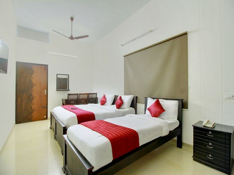 Hotel Oyo 12069 Rankghas Residency