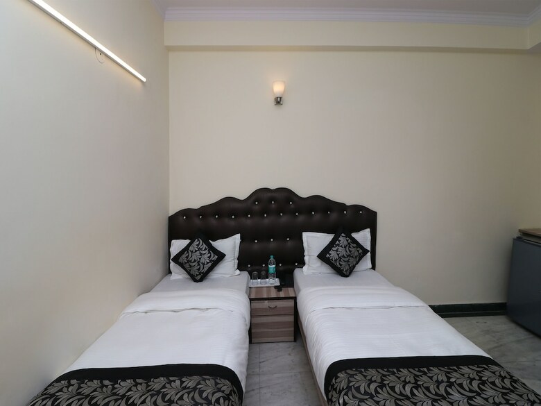 Oyo 12419 Hotel Silver Shine