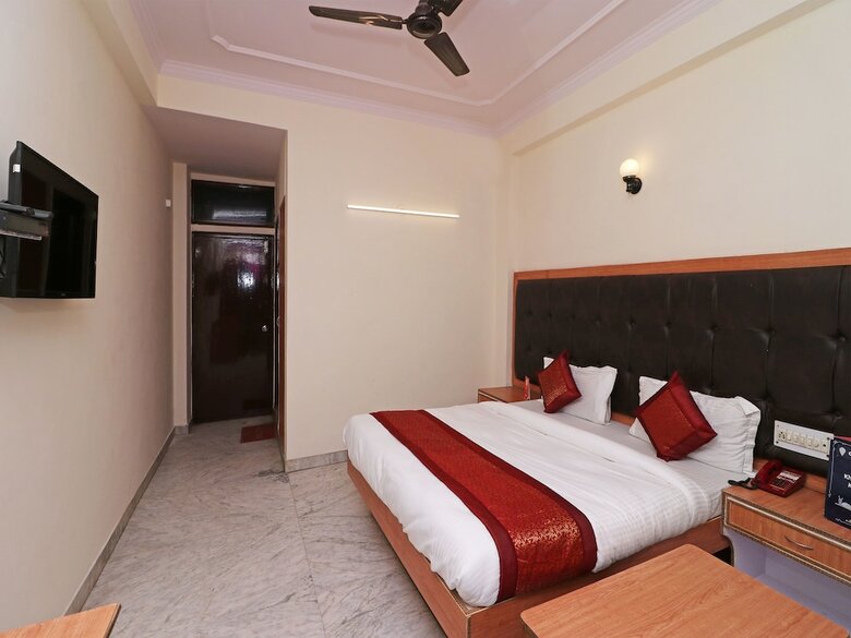 Oyo 12419 Hotel Silver Shine