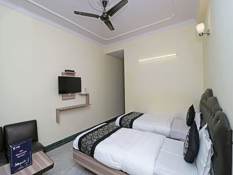 Oyo 12419 Hotel Silver Shine