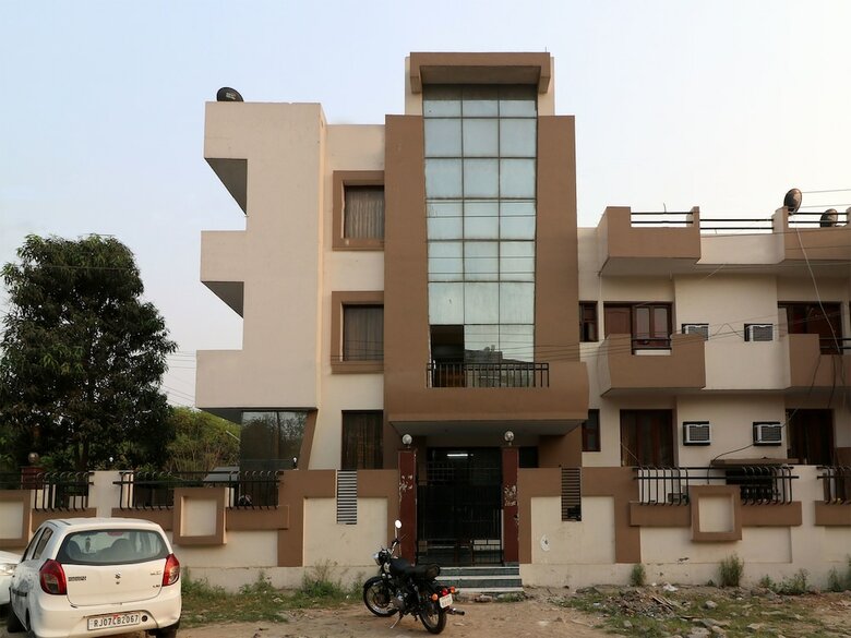 Hotel Oyo 12722 B K House