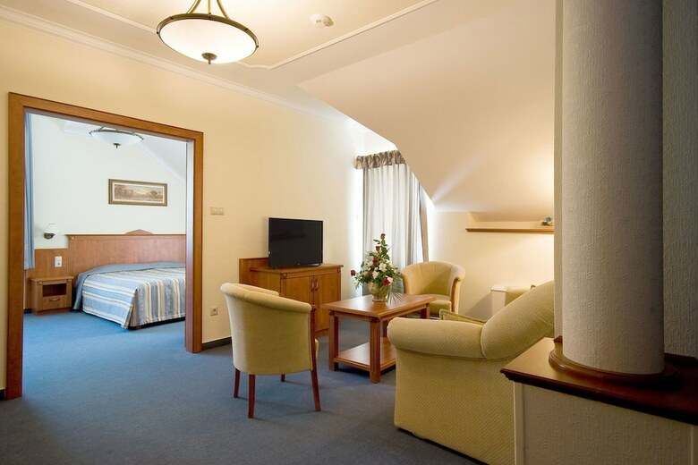 Ger�by K�ria Hotel �s Lovasudvar
