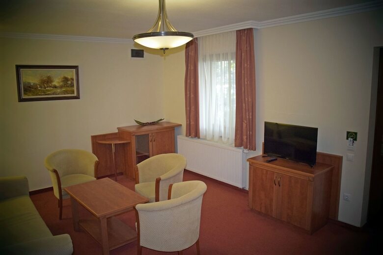 Ger�by K�ria Hotel �s Lovasudvar