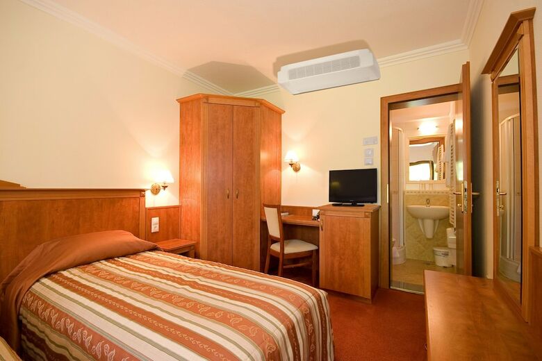 Ger�by K�ria Hotel �s Lovasudvar