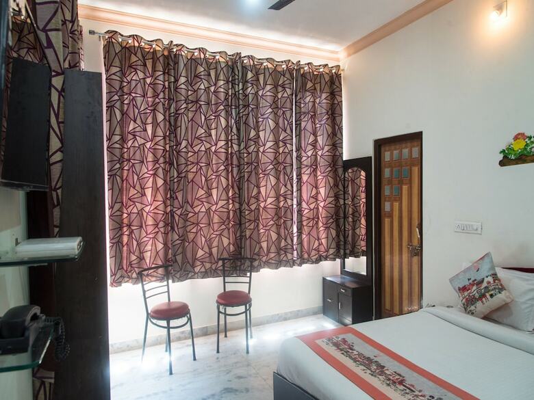 Oyo 11743 Hotel Shree Krishna