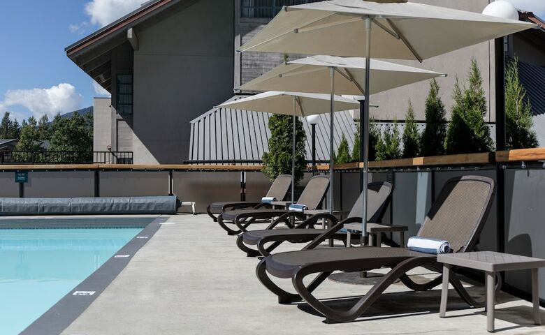 Hotel Crystal Lodge & Suites