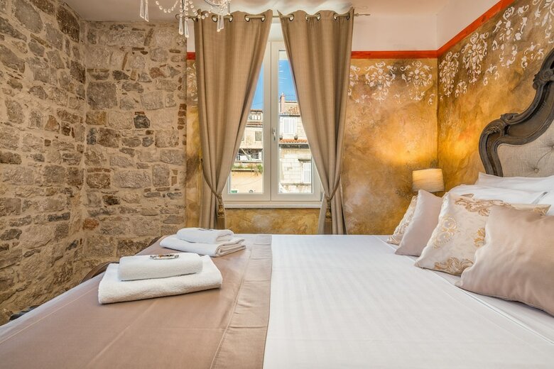 Hotel Plaza Marchi Old Town