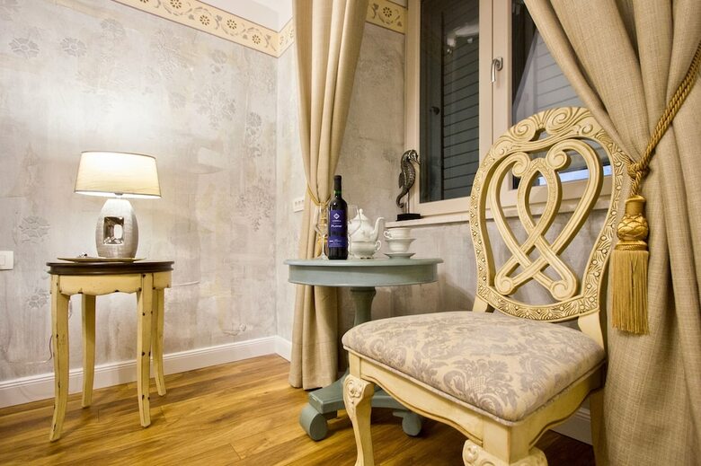 Hotel Plaza Marchi Old Town