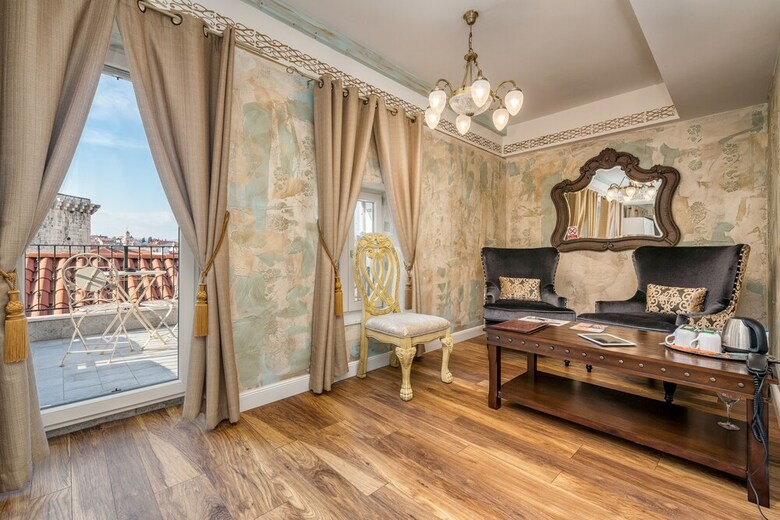 Hotel Plaza Marchi Old Town