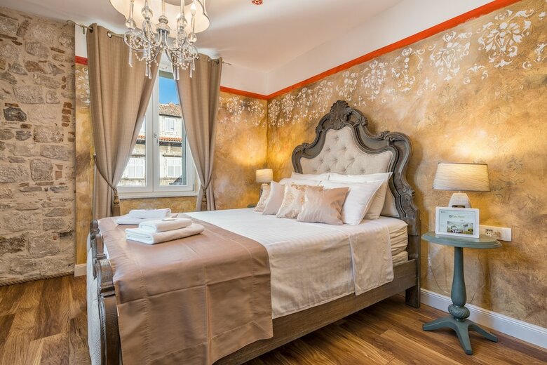 Hotel Plaza Marchi Old Town