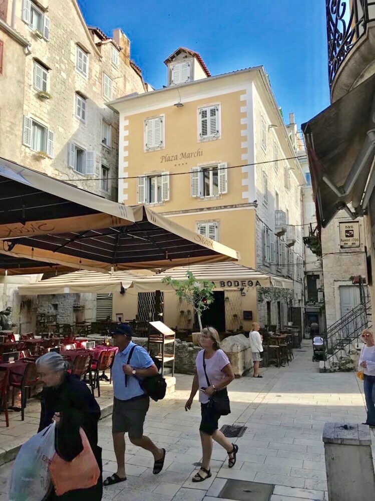 Hotel Plaza Marchi Old Town