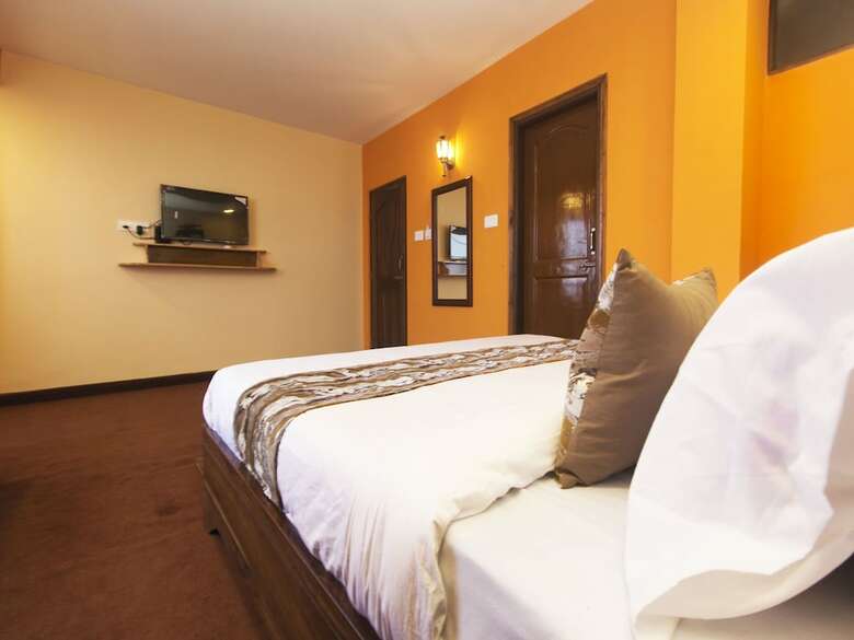 Hotel Oyo 12370 Royal Sarava