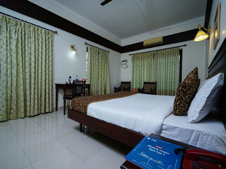 Hotel Oyo 10638 Chandana Royal Resorts