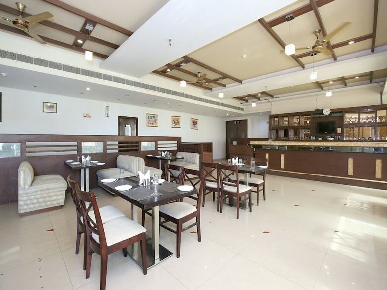 Oyo 13876 AA Hotel And Resorts