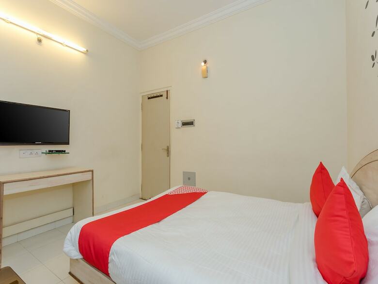 Oyo 14421 Hotel Grand Tower