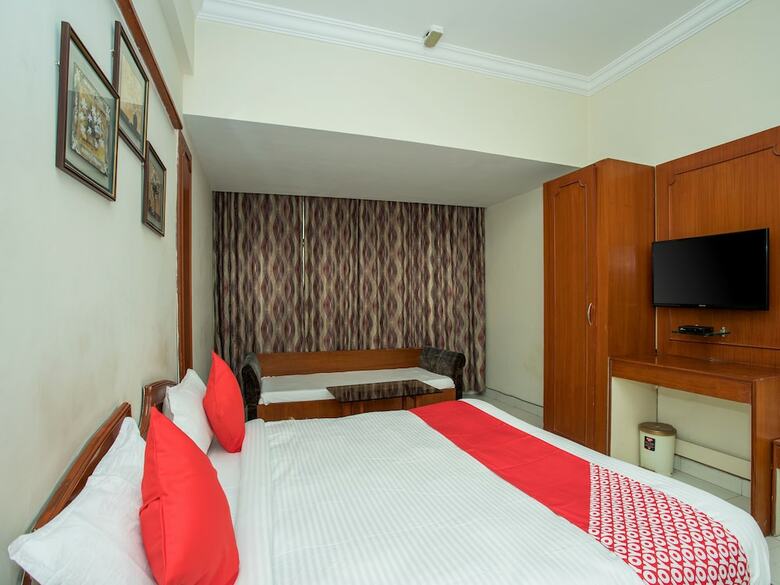 Oyo 14421 Hotel Grand Tower