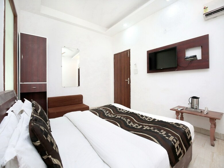 Oyo 14515 Hotel Paras Regency