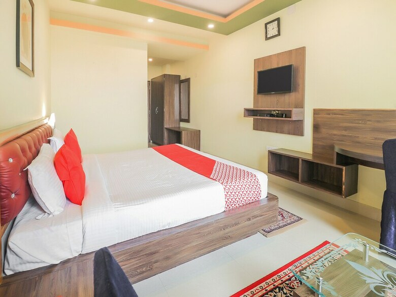 Oyo 7583 Hotel Suraj Palace 1