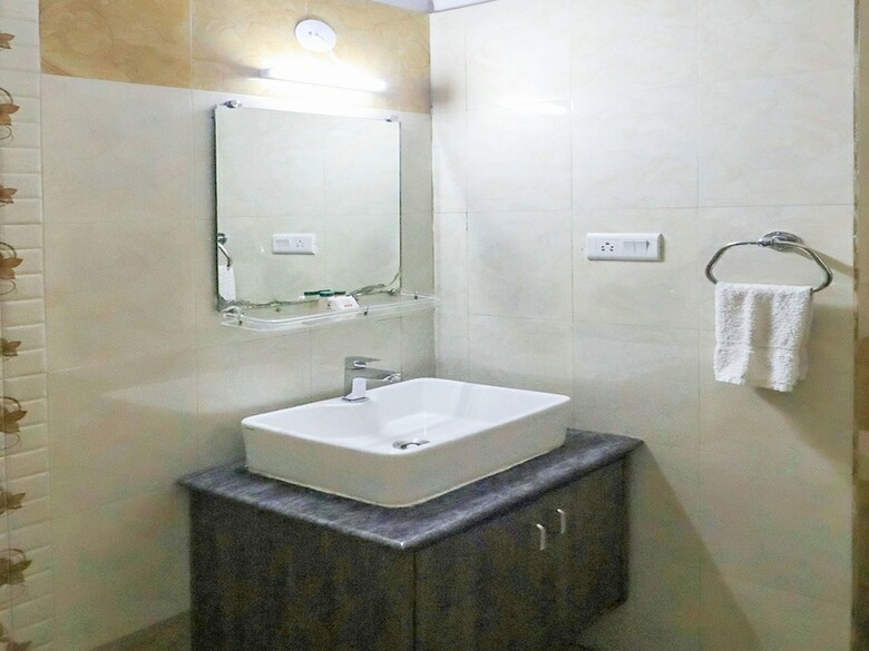 Oyo 7583 Hotel Suraj Palace 1