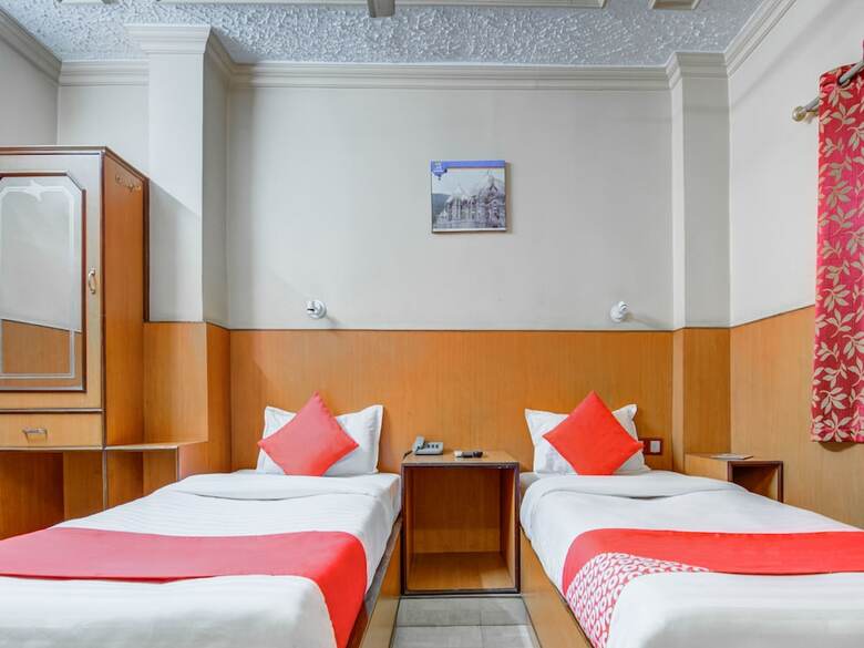 Oyo 7852 Hotel Embassy