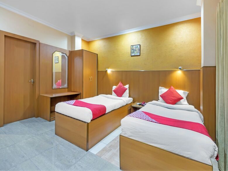 Oyo 7852 Hotel Embassy