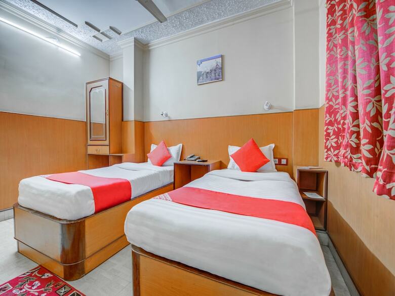 Oyo 7852 Hotel Embassy