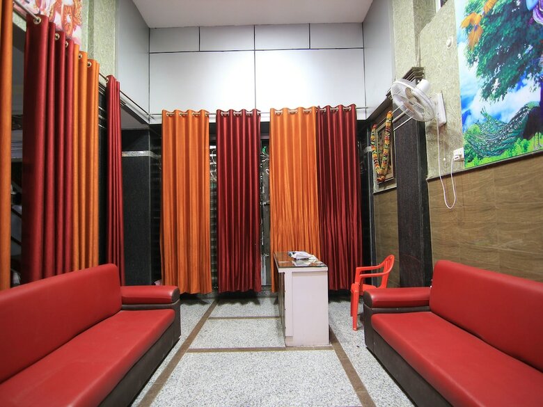 Apartamentos Oyo 14615 Aastha Krishna Dham