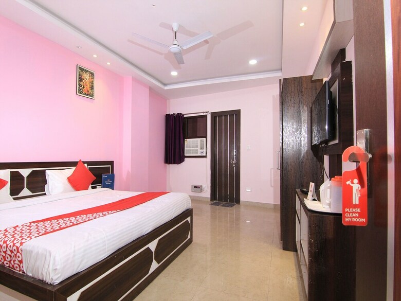 Apartamentos Oyo 14615 Aastha Krishna Dham