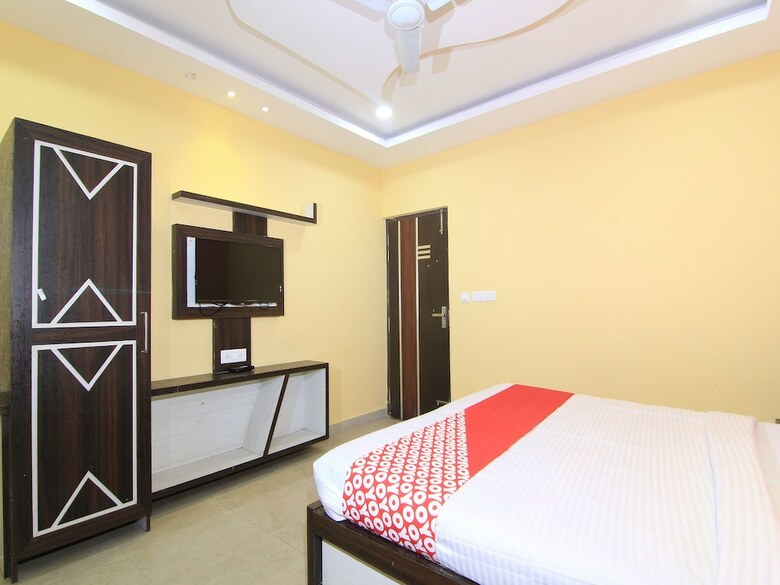 Apartamentos Oyo 14615 Aastha Krishna Dham