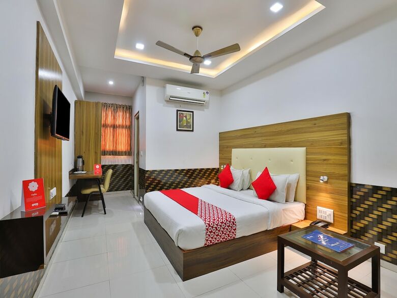 Oyo 15862 Infocity Hotel Llp