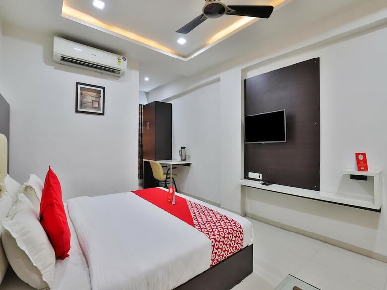 Oyo 15862 Infocity Hotel Llp