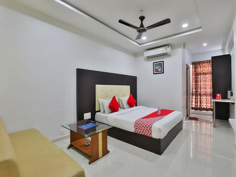 Oyo 15862 Infocity Hotel Llp