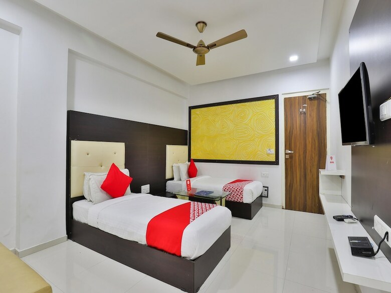 Oyo 15862 Infocity Hotel Llp