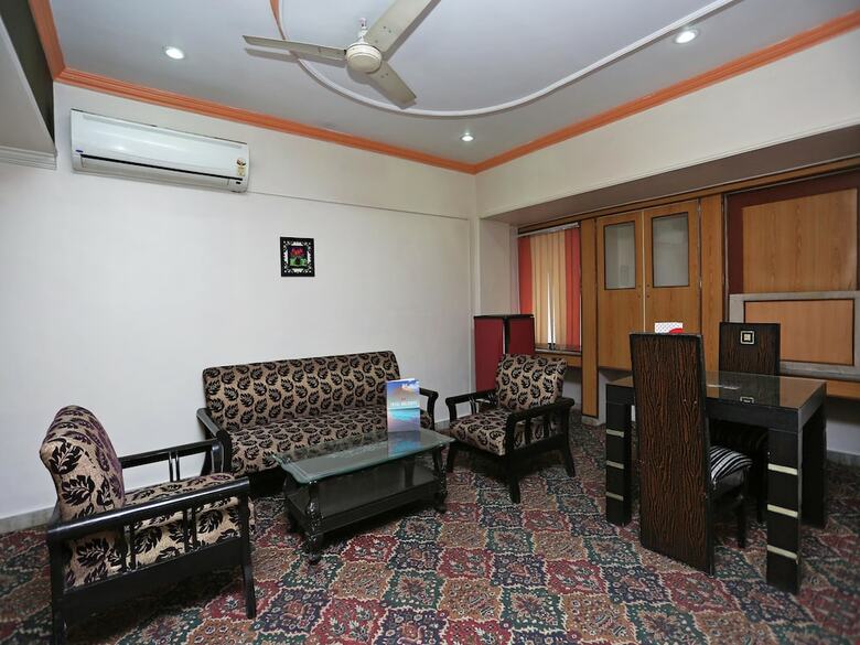 Oyo 15468 Hotel Sharda