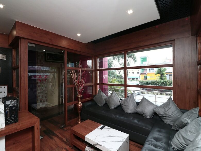 Apartamento Oyo 15794 Jatin Hotel