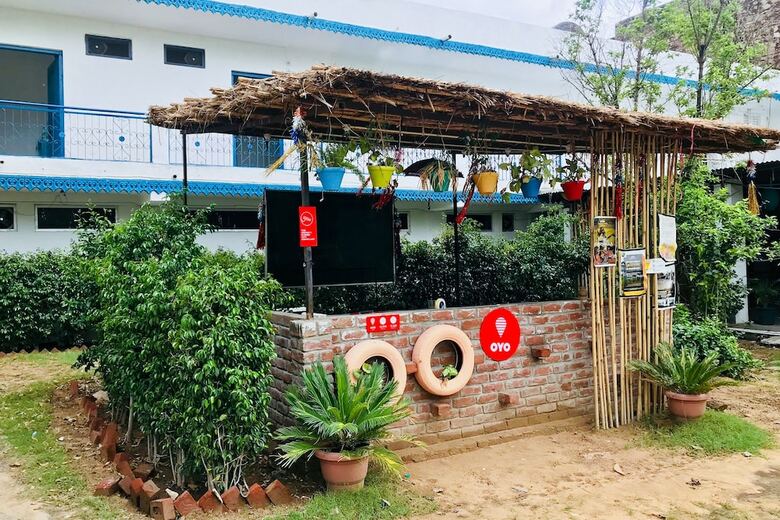 Oyo 15518 Hotel Amar