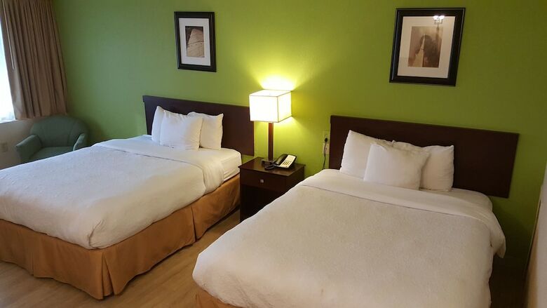 Motel Airport Waterfront Inn