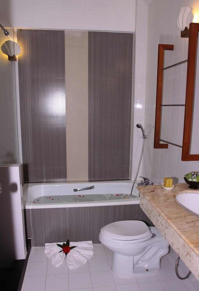 Hotel Bhumiyama Beach Resort